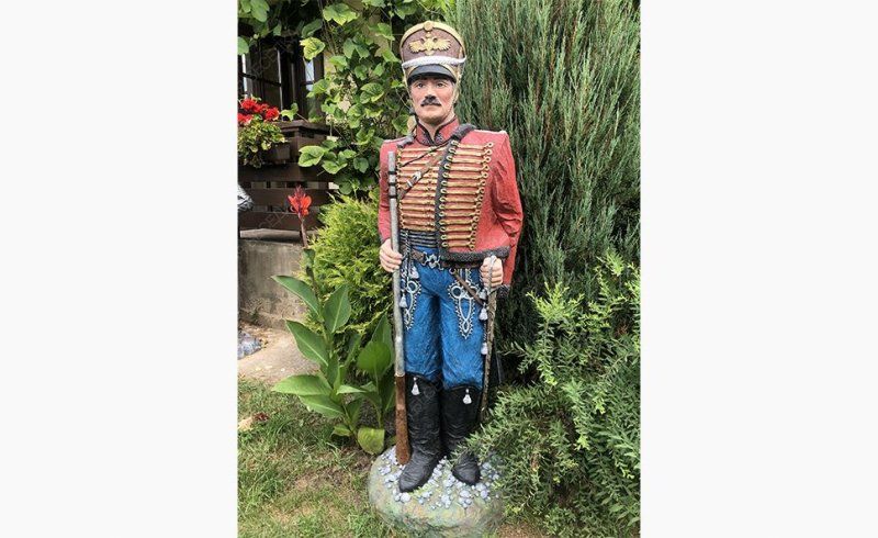 Садовая фигура Гусар в красном