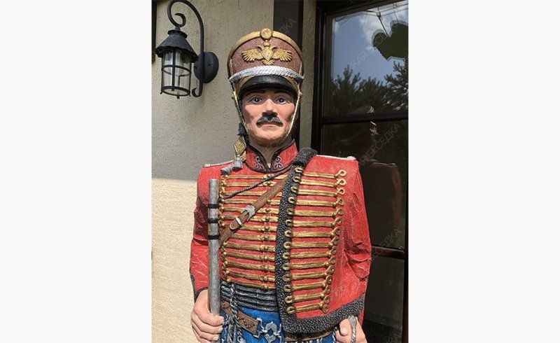 Садовая фигура Гусар в красном