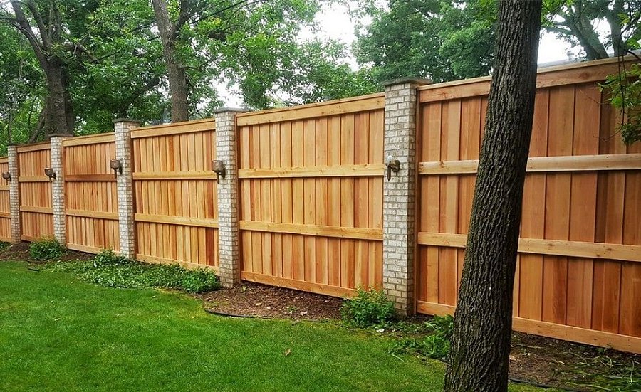 Забор №18 - сплошной вертикальный с планкой