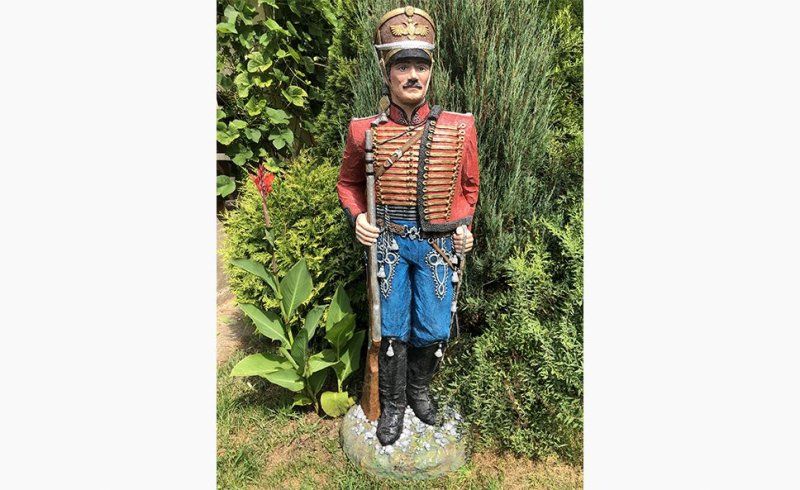 Садовая фигура Гусар в красном