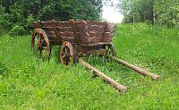 Деревянная состаренная телега для сада