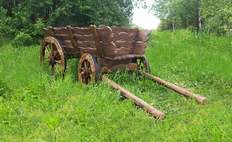 Деревянная состаренная телега для сада