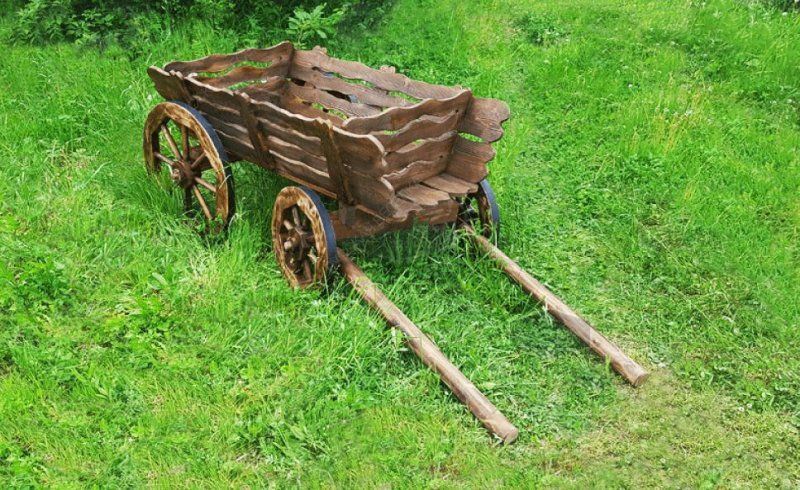 Деревянная состаренная телега для сада