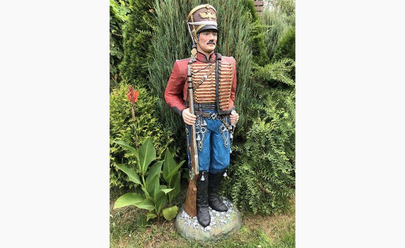 Садовая фигура Гусар в красном